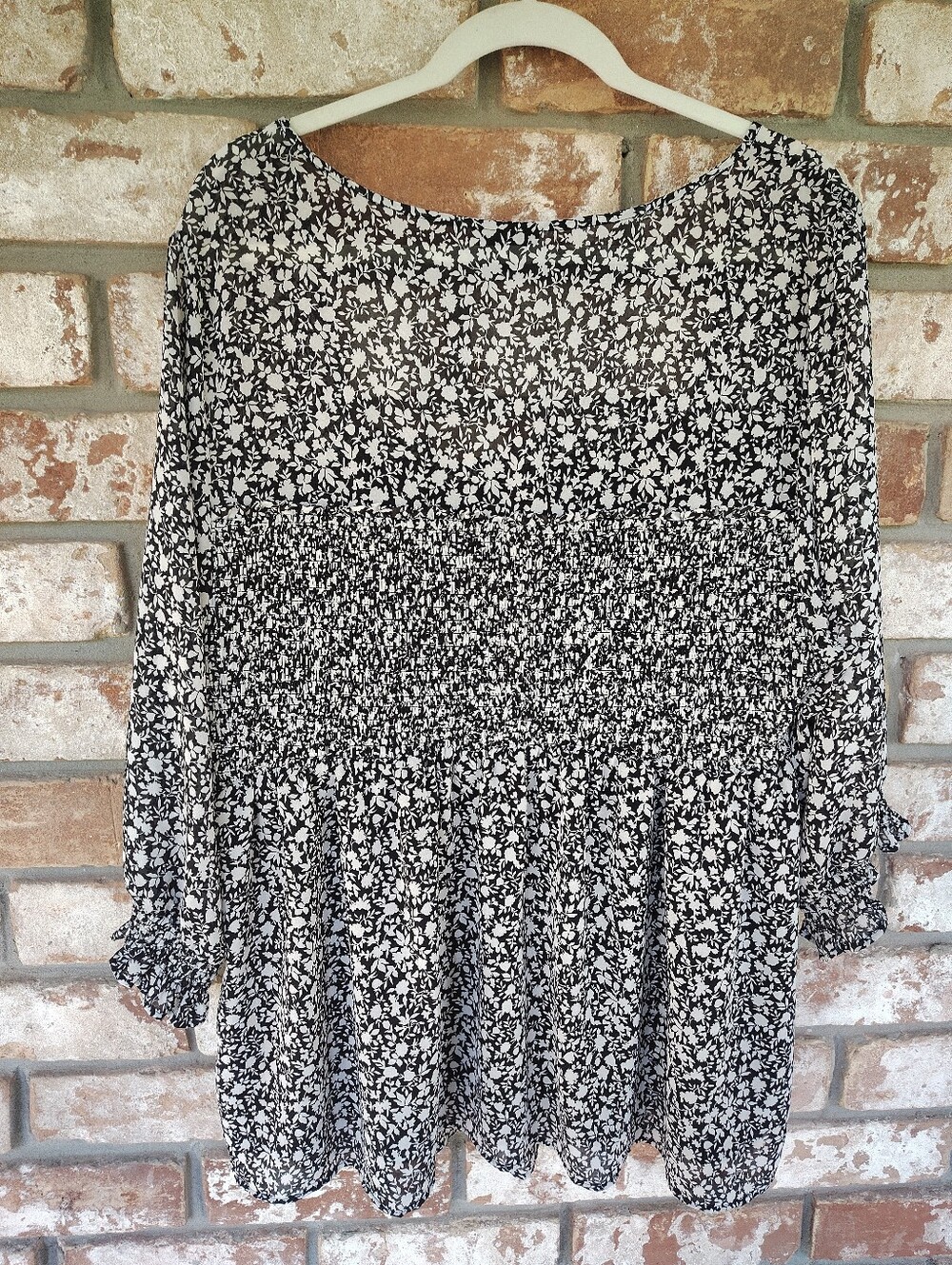 Torrid Black & White Ditsy Floral Smocked Babydoll Top Sz 4X (26) Romantic Boho - Picture 9 of 9